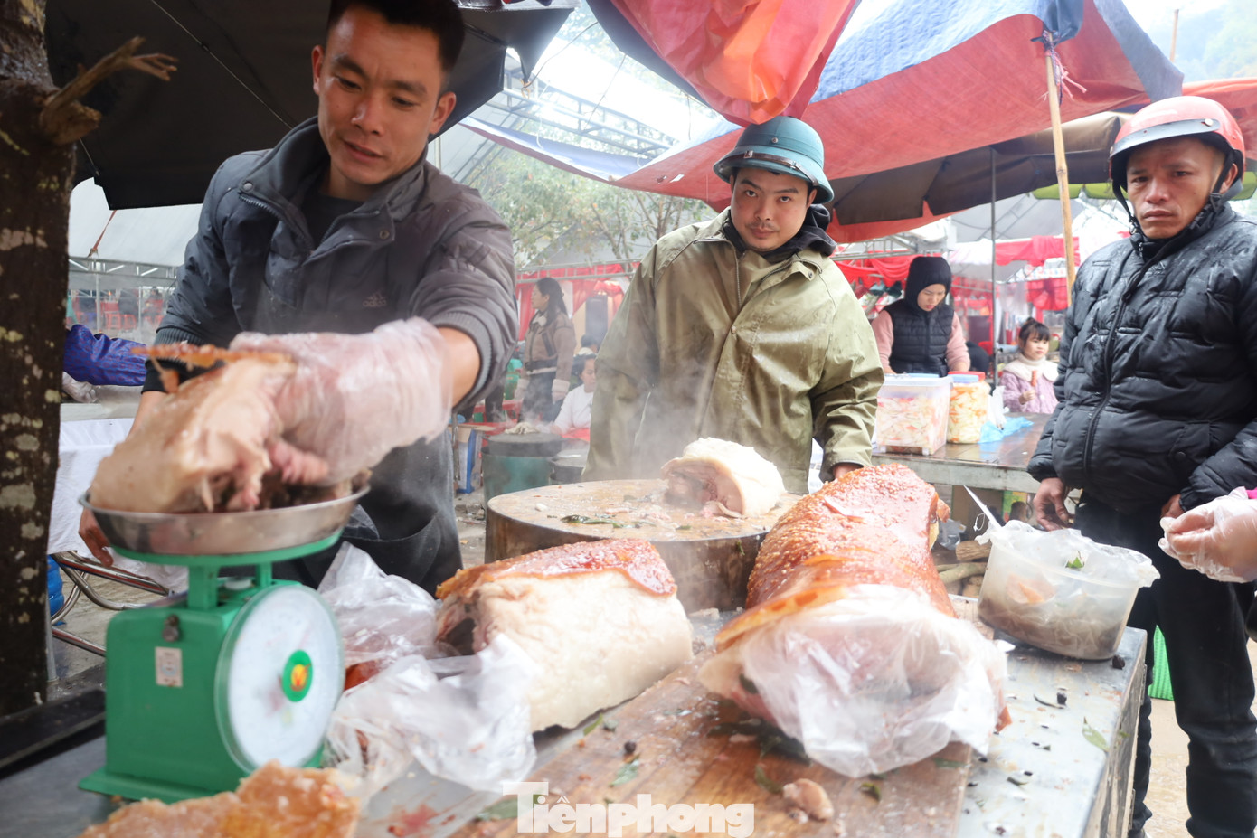 Anh Lý Văn Chung, xã Gia Cát cho biết mỗi ngày trong lễ hội, gia đình anh bán được từ 5 đến 7 con lợn quay. Ảnh: Duy Chiến.