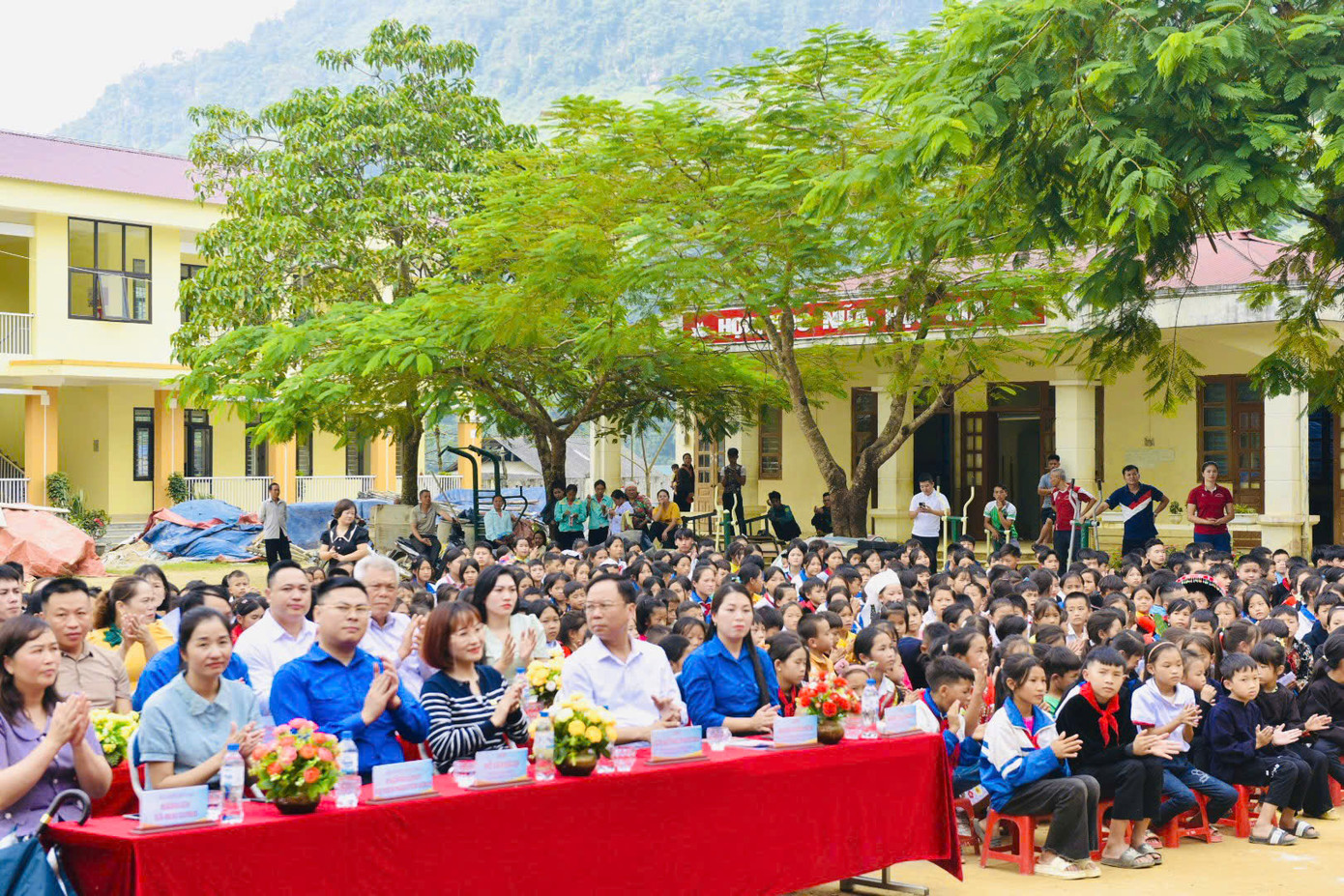 Chương trình có sự tham dự của đông đảo các thầy cô giáo và các em học sinh