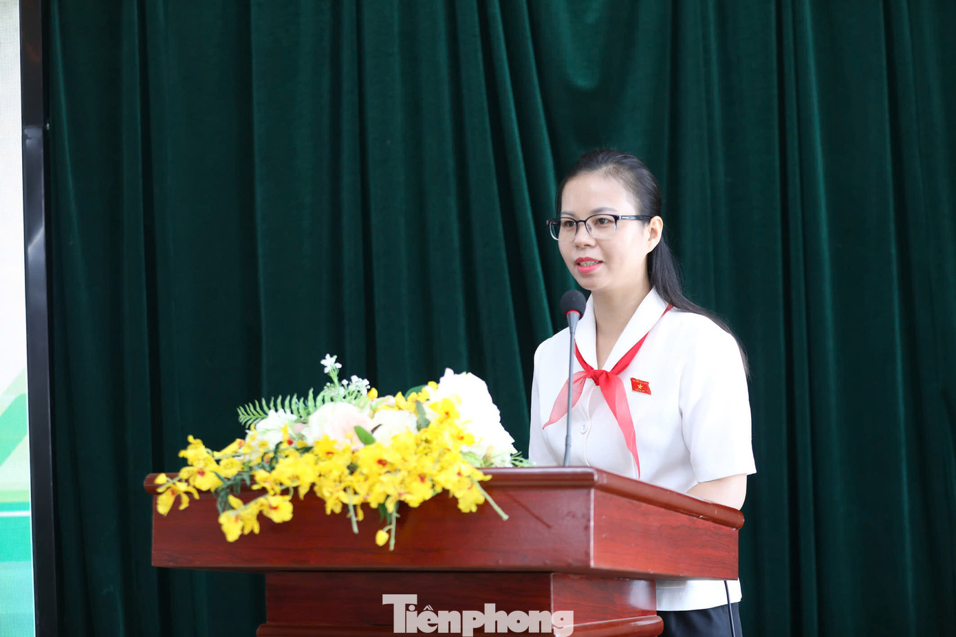 Bà Chu Thị Hồng Thái - Đoàn đại biểu Quốc hội tỉnh Lạng Sơn chia sẻ thông tin về Quốc hội và những vấn đề trẻ em xứ Lạng quan tâm.