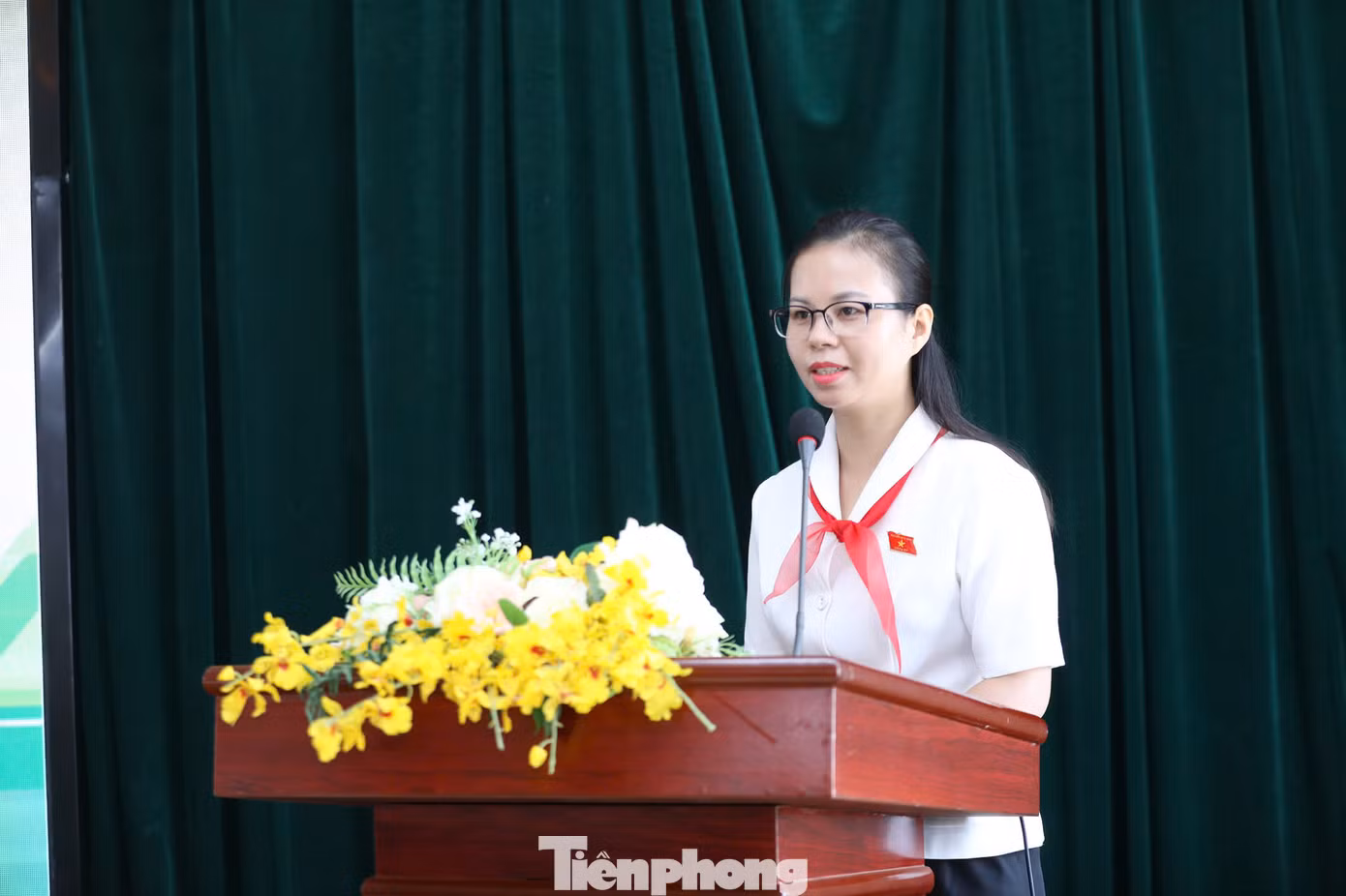 Bà Chu Thị Hồng Thái - Đoàn đại biểu Quốc hội tỉnh Lạng Sơn chia sẻ thông tin về Quốc hội và những vấn đề trẻ em xứ Lạng quan tâm.