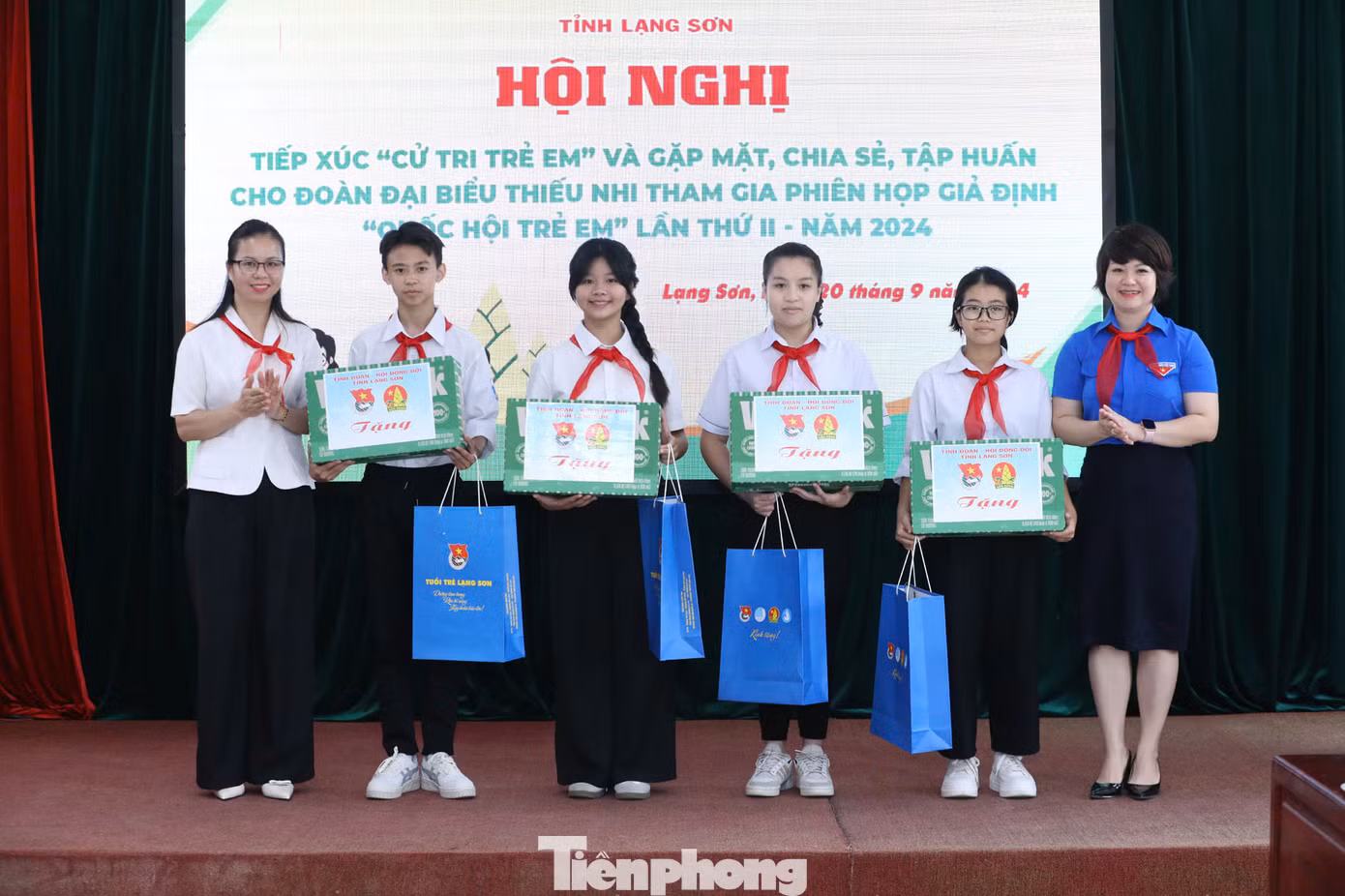 Tặng quà các em học sinh hoàn cảnh khó khăn, nỗ lực vươn lên học tập tốt.