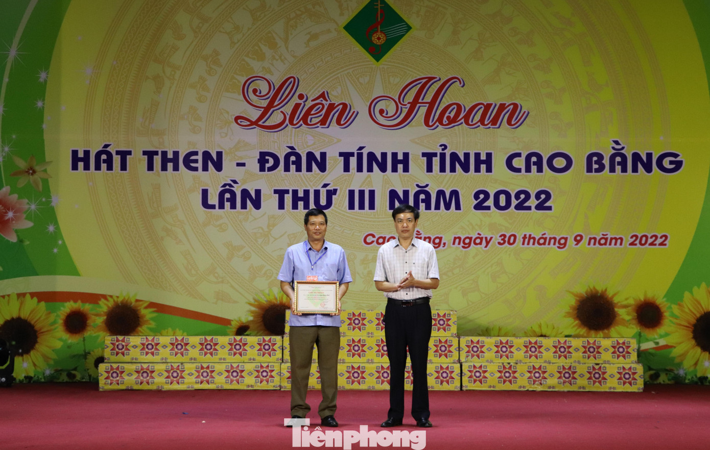Đội văn nghệ quần chúng huyện Nguyên Bình, Cao Bằng (bìa trái) nhận giải Nhất toàn đoàn -Ảnh: HT
