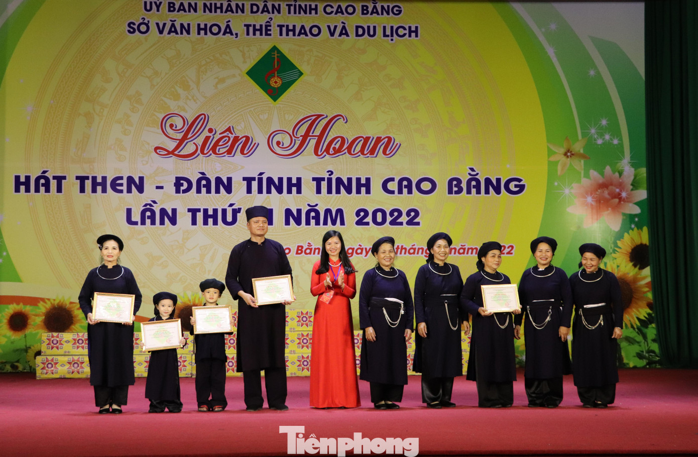 Nghệ nhân cao tuổi, diễn viên nhí, gia đình có truyền thống giữ gìn điệu hát Then được tôn vinh, khen thưởng -Ảnh: HT