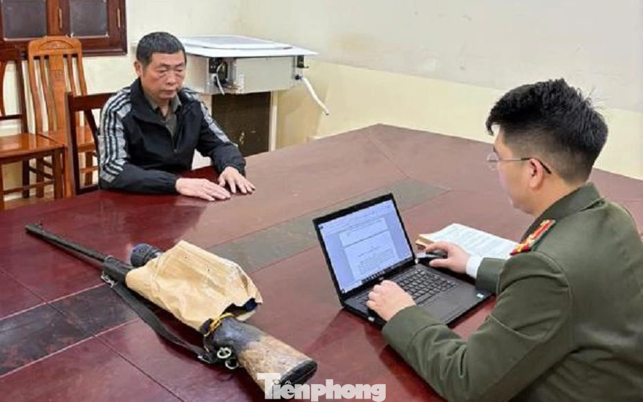 Đối tượng Đỗ Đăng Dũng cùng tang vật tại cơ quan công an. Đối tượng Đỗ Đăng Dũng cùng tang vật tại cơ quan công an.