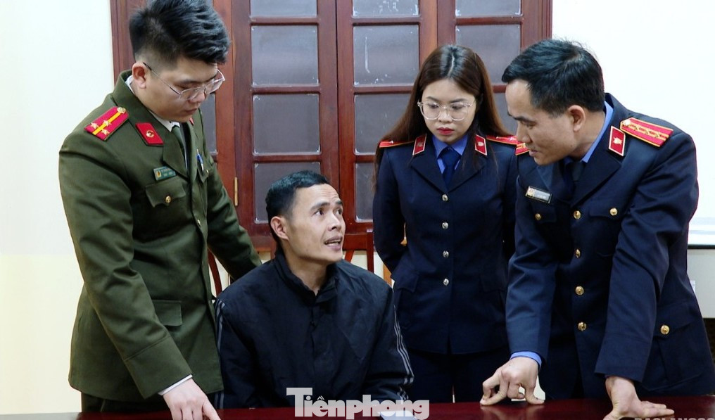 Đối tượng Lý Văn Viên (giữa) khai nhận hành vi với các cơ quan chức năng. Đối tượng Lý Văn Viên (giữa) khai nhận hành vi với các cơ quan chức năng.