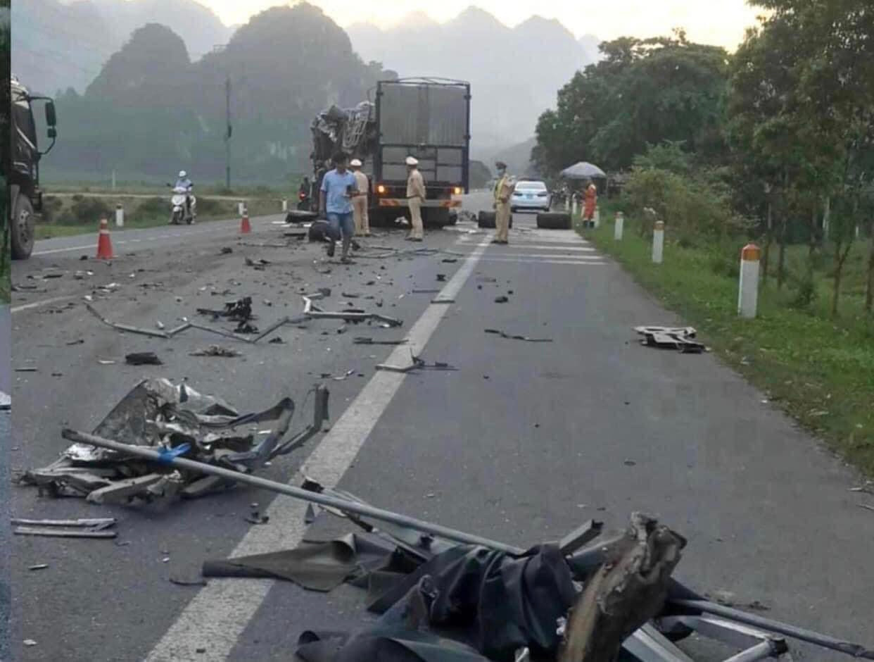 Cú đâm trực diện làm 2 xe hư hỏng nặng, 2 người thương vong. Ảnh: TL