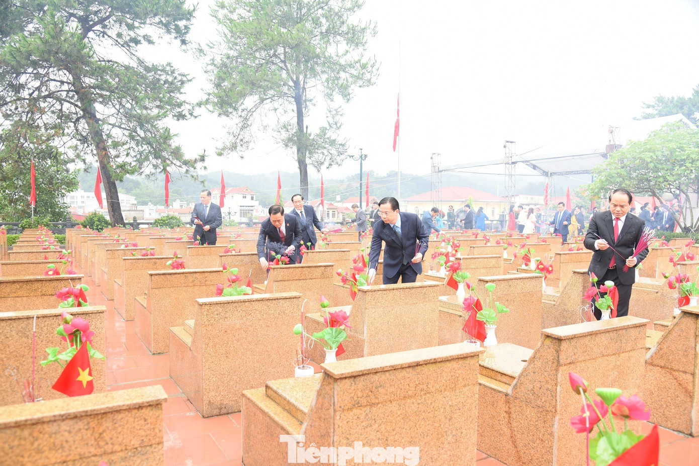 Thắp nhang viếng mộ liệt sỹ tại Nghĩa trang liệt sỹ thành phố Lạng Sơn. Thắp nhang viếng mộ liệt sỹ tại Nghĩa trang liệt sỹ thành phố Lạng Sơn.