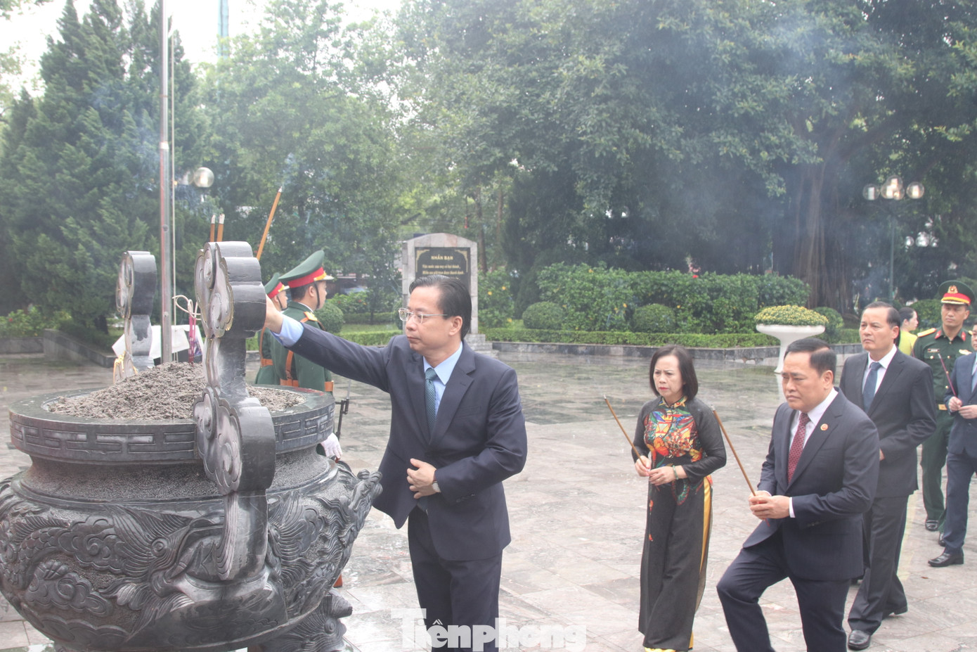 Lãnh đạo tỉnh Lạng Sơn dâng hương, dâng hoa tại Tượng đài đồng chí Hoàng Văn Thụ (thành phố Lạng Sơn). Lãnh đạo tỉnh Lạng Sơn dâng hương, dâng hoa tại Tượng đài đồng chí Hoàng Văn Thụ (thành phố Lạng Sơn).