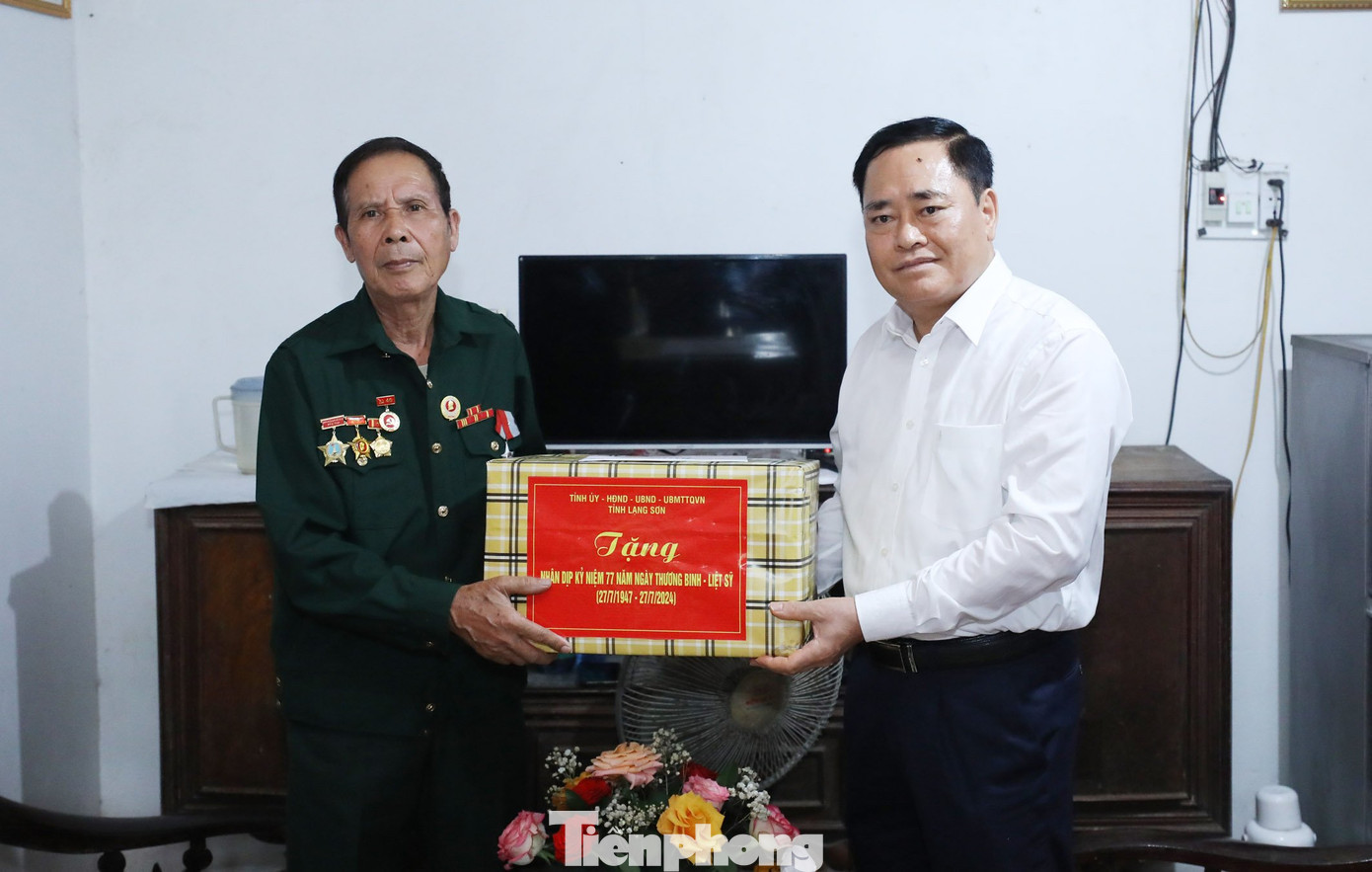 Chủ tịch UBND tỉnh Hồ Tiến Thiệu thăm, tặng quà thương binh nặng Tô Thanh Hoài ở huyện Lộc Bình, tỉnh Lạng Sơn. Chủ tịch UBND tỉnh Hồ Tiến Thiệu thăm, tặng quà thương binh nặng Tô Thanh Hoài ở huyện Lộc Bình, tỉnh Lạng Sơn.