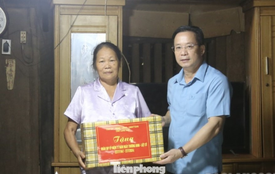 Phó Bí thư Thường trực Tỉnh ủy Hoàng Văn Nghiệm tặng quà gia đình bà Triệu Thị Na, vợ liệt sỹ sinh sống tại huyện Văn Quan, Lạng Sơn. Phó Bí thư Thường trực Tỉnh ủy Hoàng Văn Nghiệm tặng quà gia đình bà Triệu Thị Na, vợ liệt sỹ sinh sống tại huyện Văn Quan, Lạng Sơn.