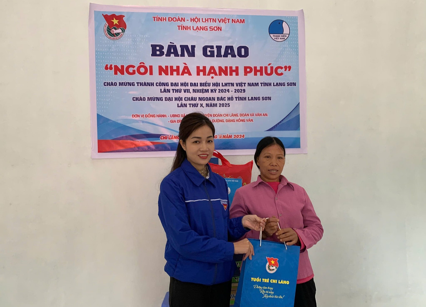 Huyện Đoàn Chi Lăng trao quà cho gia đình, mừng căn nhà mới.