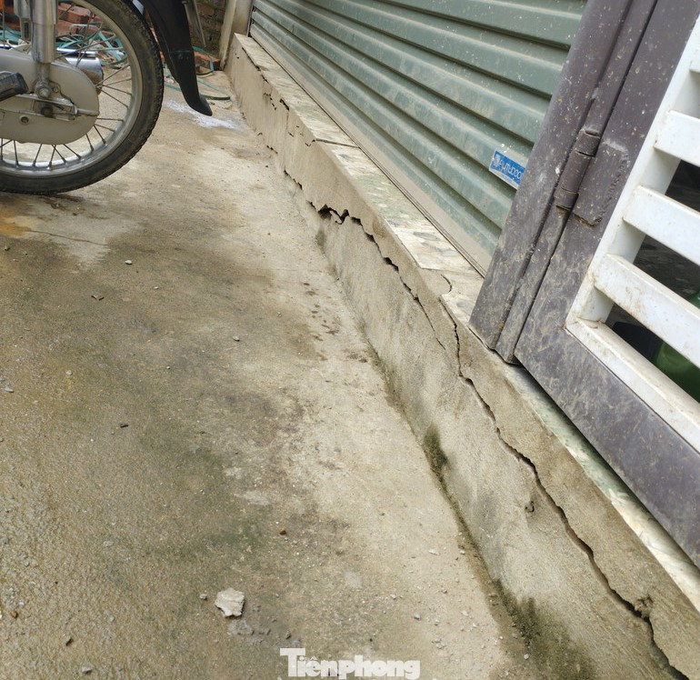 Tường và nền nhà bị nứt khá to.