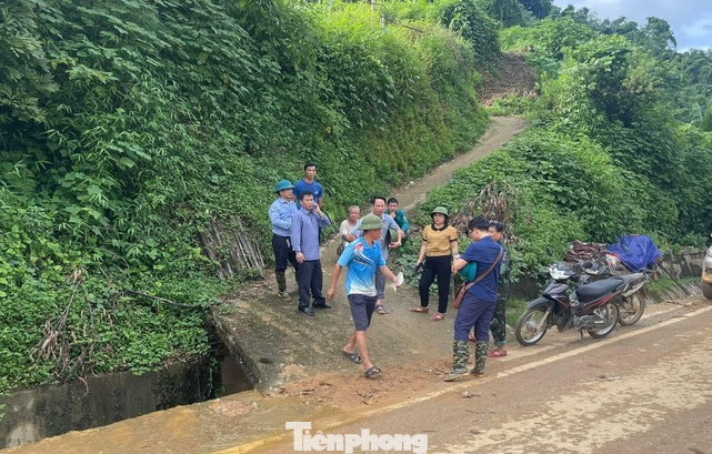 Lãnh đạo và các ban ngành chức năng thống nhất di dời khẩn cấp 32 hộ dân ở Nà Pha đến nơi an toàn. (ảnh: BK)