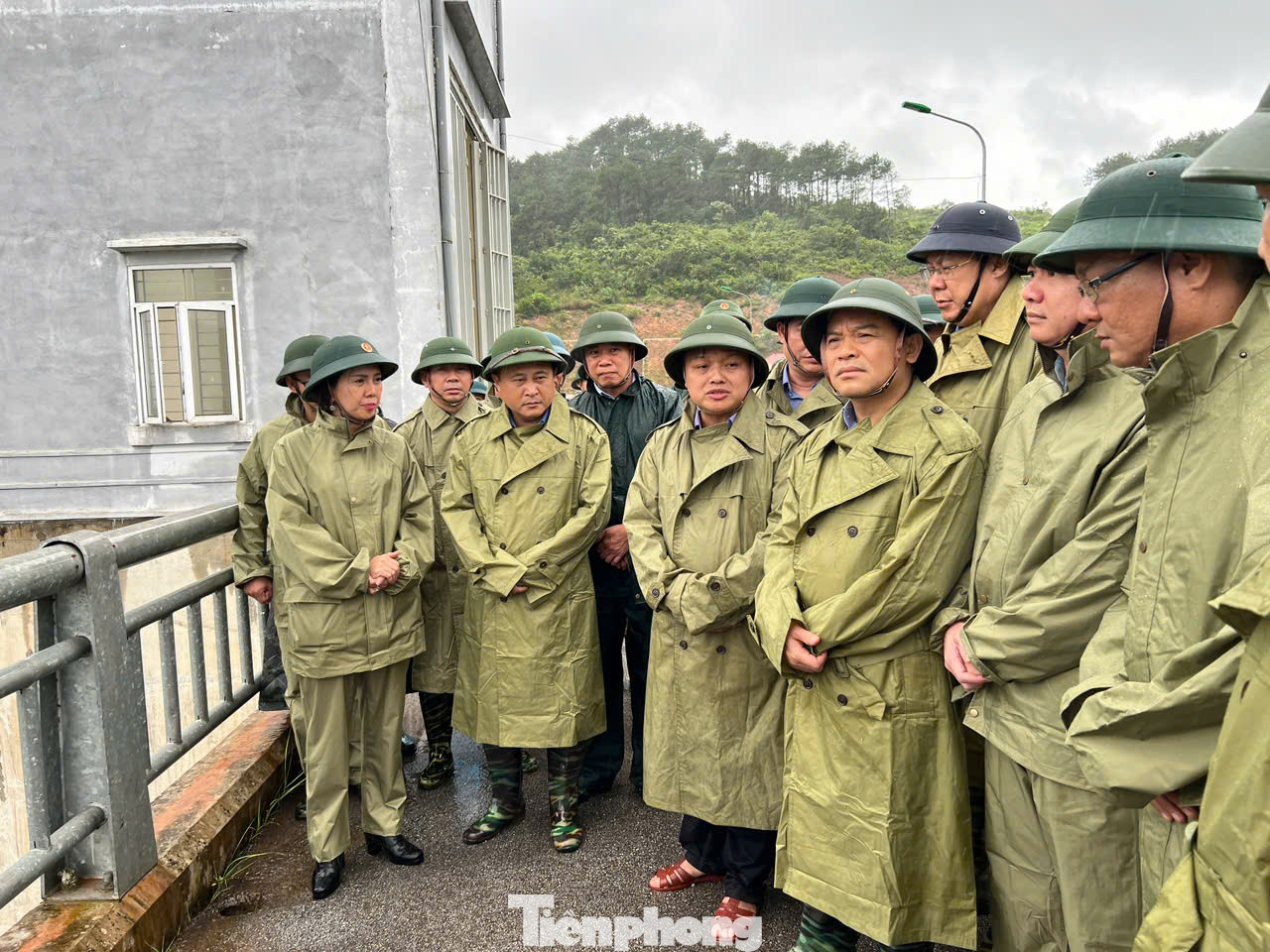 Ngay khi có thông tin về cơn bão số 3, các đồng chí lãnh đạo chủ chốt tỉnh Lạng Sơn thường xuyên có mặt tại những vị trí xung yếu để kiểm tra và chỉ đạo công tác phòng chống bão lũ. (Ảnh: Duy Chiến) Ngay khi có thông tin về cơn bão số 3, các đồng chí lãnh đạo chủ chốt tỉnh Lạng Sơn thường xuyên có mặt tại những vị trí xung yếu để kiểm tra và chỉ đạo công tác phòng chống bão lũ. (Ảnh: Duy Chiến)