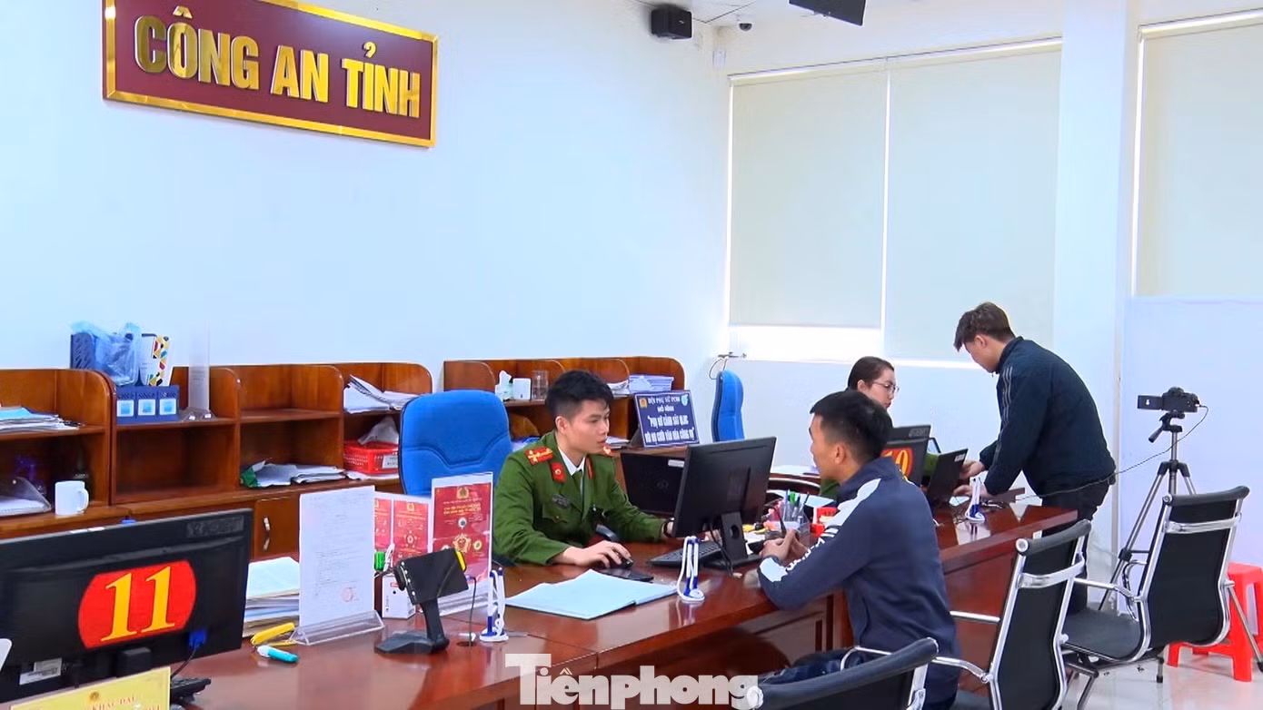 Cán bộ Phòng Cảnh sát quản lý Hành chính về TTXH Công an Lạng Sơn hướng dẫn, làm thủ tục các nội dung liên quan đến đăng ký, thu hồi con dấu sau sáp nhập cơ quan, đơn vị.