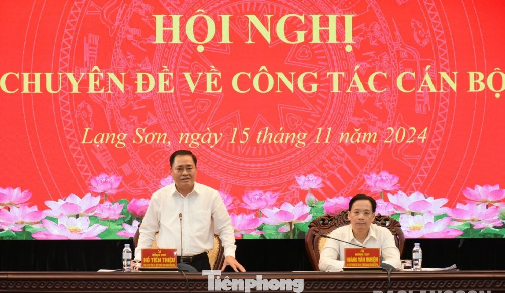 Phó Bí thư Tỉnh ủy- Chủ tịch UBND tỉnh Lạng Sơn Hồ Tiến Thiệu (đứng) phát biểu, điều hành thảo luận về công tác nhân sự. Phó Bí thư Tỉnh ủy- Chủ tịch UBND tỉnh Lạng Sơn Hồ Tiến Thiệu (đứng) phát biểu, điều hành thảo luận về công tác nhân sự.