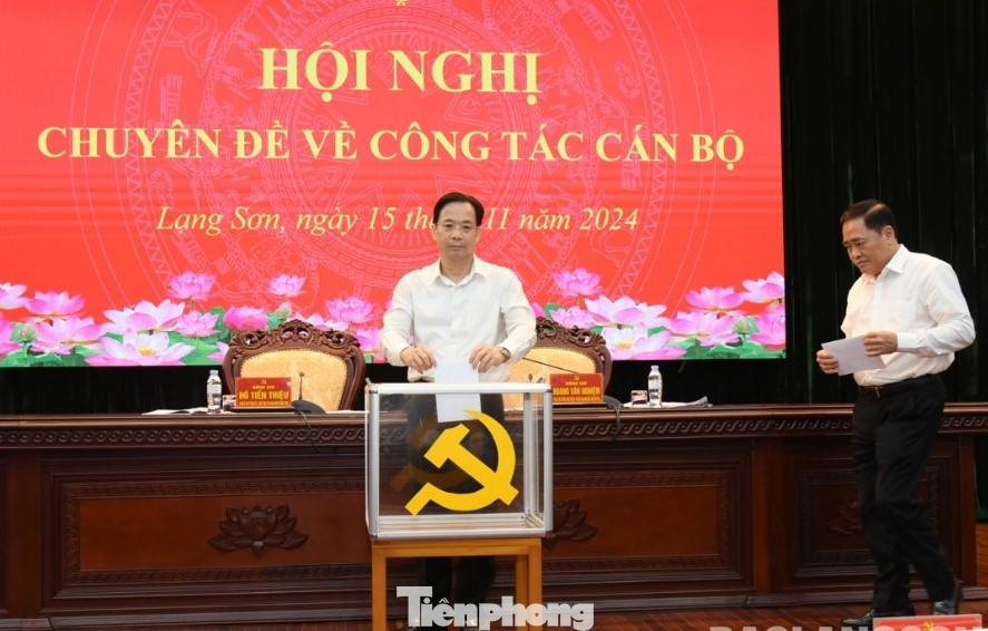 Các đại biểu bỏ phiếu giới thiệu chức danh Bí thư Tỉnh ủy Lạng Sơn nhiệm kỳ 2020-2025. Các đại biểu bỏ phiếu giới thiệu chức danh Bí thư Tỉnh ủy Lạng Sơn nhiệm kỳ 2020-2025.