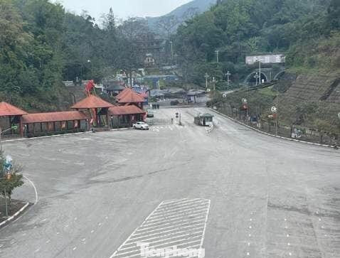 Cửa khẩu quốc tế Hữu Nghị tạm dừng hoạt động xuất, nhập khẩu. Ảnh: Duy Chiến Các doanh nghiệp, lái xe xuất, nhập khẩu lo lắng trước việc Trung Quốc tạm dừng thông quan qua cửa khẩu Hữu Nghị