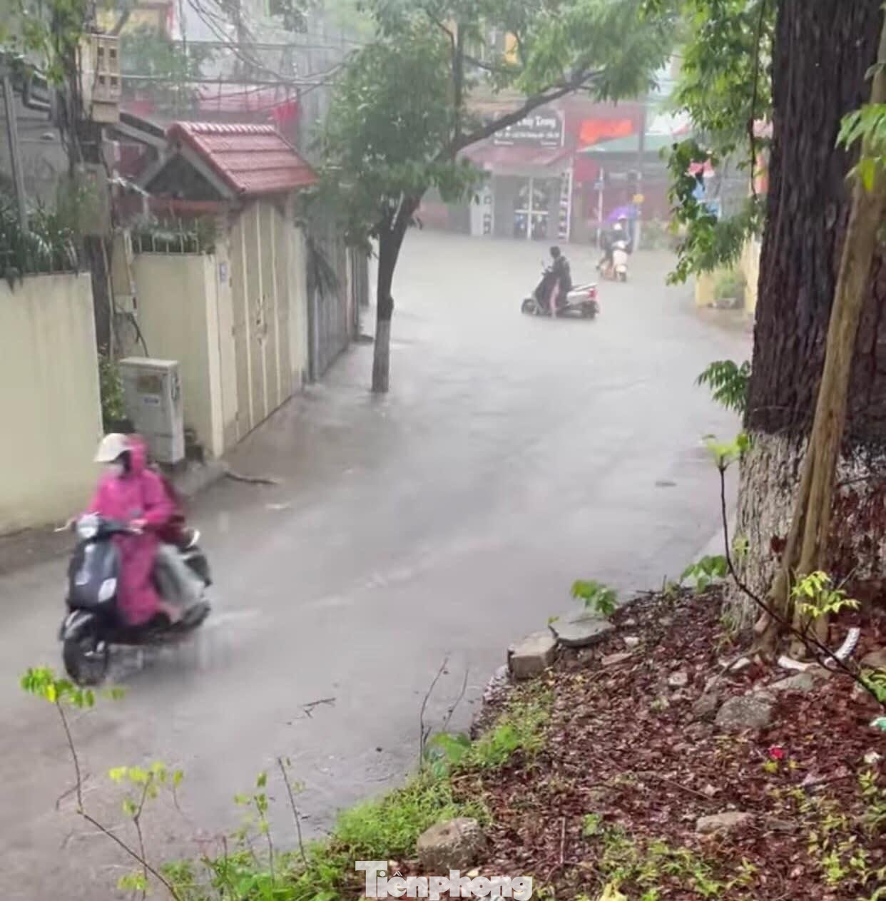 Nhiều phương tiện giao thông phải quay đầu vì nước đã bủa vây khu dân cư Phai Luông, phường Chi Lăng, thành phố Lạng Sơn -Ảnh: TL
