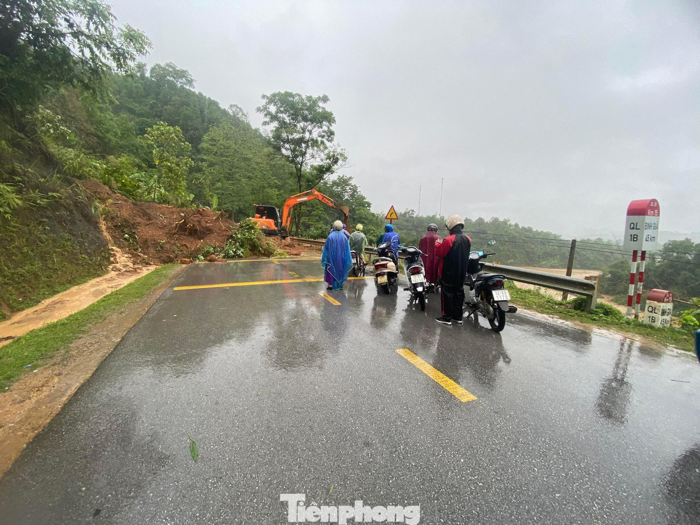 Mưa to kéo dài làm sạt lở đất ở tuyến đường quốc lộ 1B, đoạn qua huyện Văn Quan trên tuyến Thành phố Lạng Sơn- Thái Nguyên. Ảnh: Duy Chiến