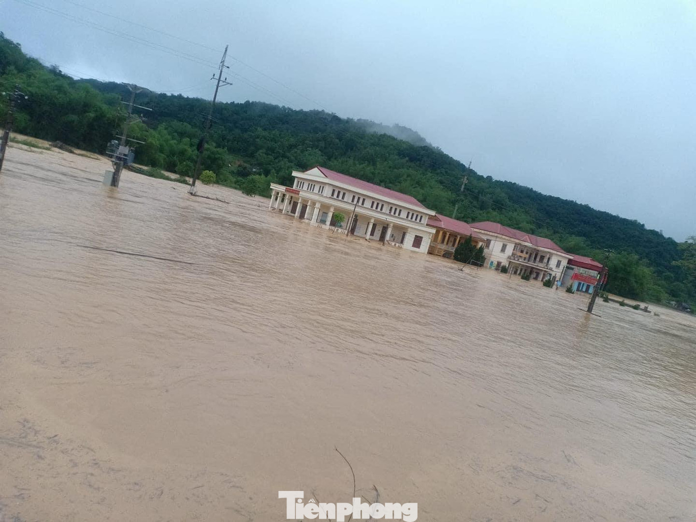 Nhiều công trình, nhà cửa ở xã Tú Xuyên, huyện Văn Quan bị ngập sâu -Ảnh: TL