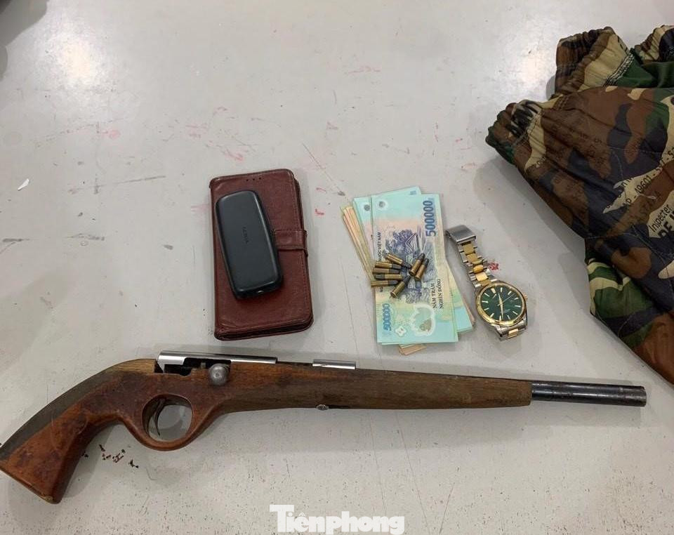Tang vật mà lực lượng chức năng cao Bằng thu giữ khi truy bắt đối tượng Chiêu -Ảnh: G. Hưng Tang vật mà lực lượng chức năng cao Bằng thu giữ khi truy bắt đối tượng Chiêu -Ảnh: G. Hưng