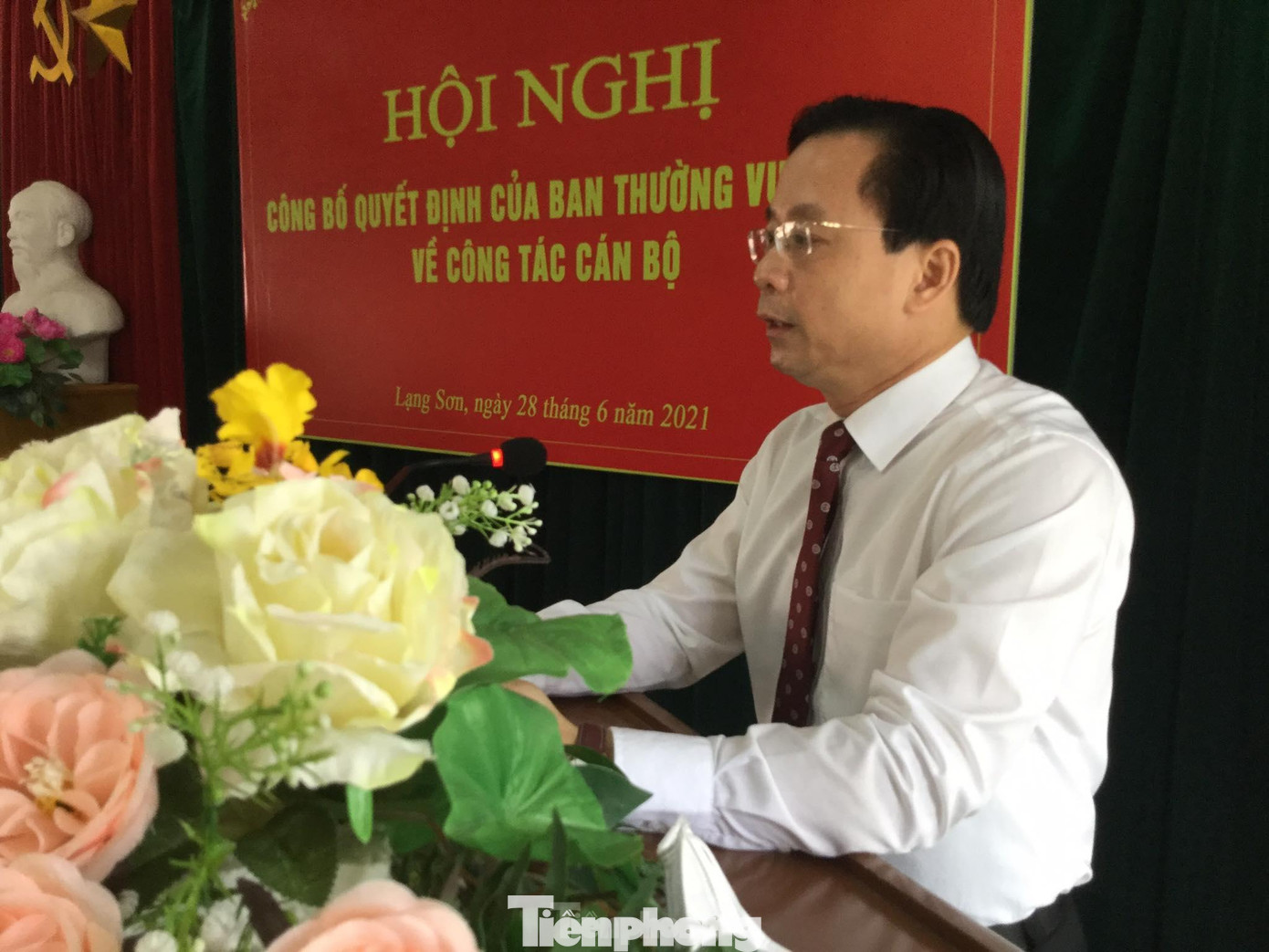 Đồng chí Hoàng Văn Nghiệm, Phó bí thư TT tỉnh ủy phát biểu giao nhiệm vụ, mong muốn chị Lê Thùy Dung nỗ lực hơn nữa, cùng tập thể thường trực tỉnh đoàn đưa phong trào thanh thiếu niên tỉnh nhà ngày càng phát triển, đi lên.