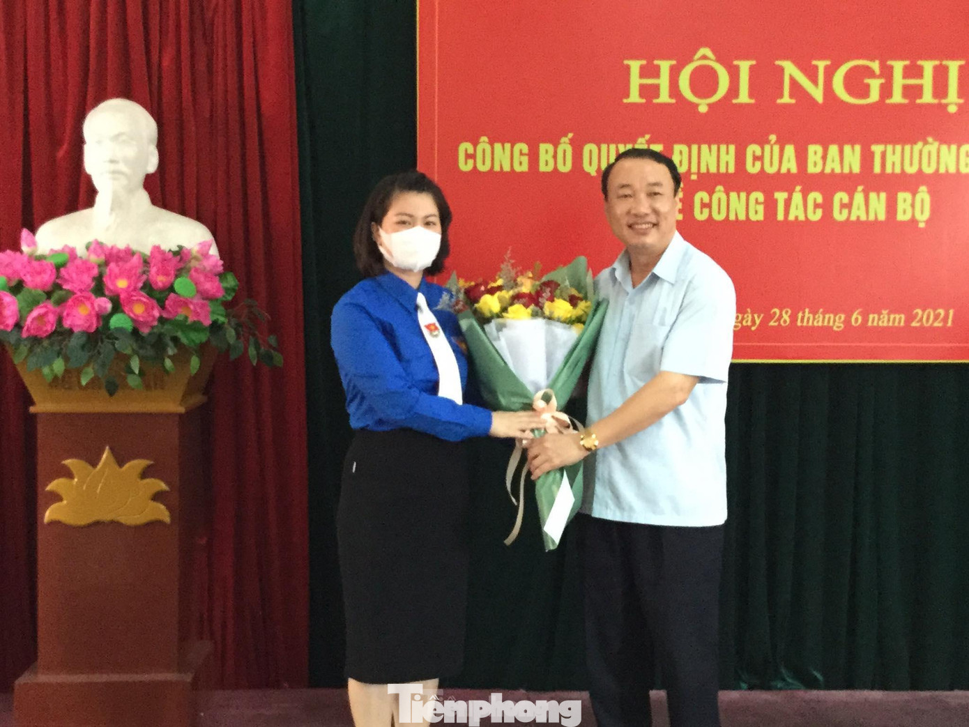 Chị Lê Thùy Dung (trái) nhận hoa chúc mừng của lãnh đạo Thành ủy Lạng Sơn