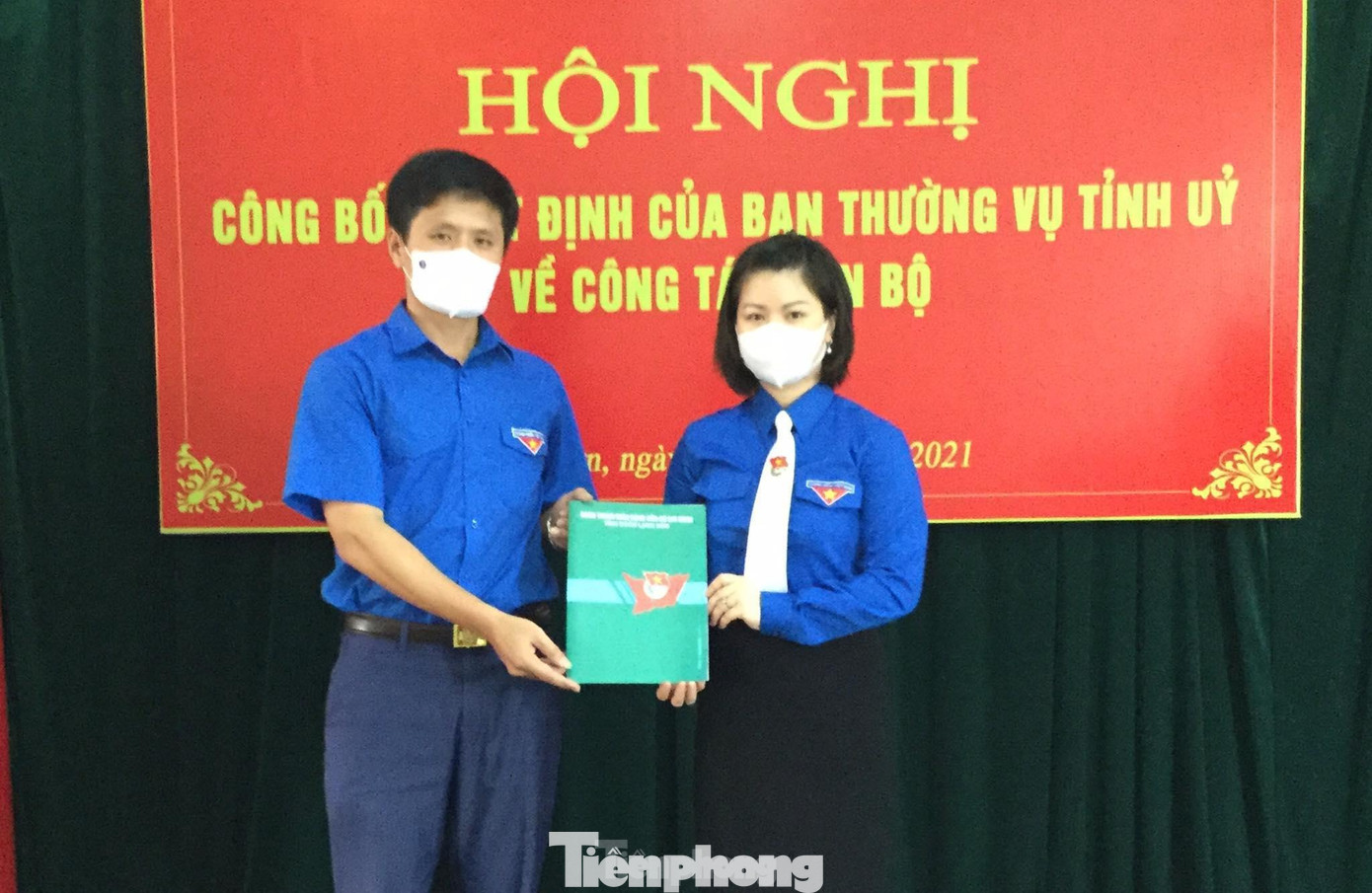 Thừa ủy quyền của Trung ương Đoàn, anh Nguyễn Tuấn Nam, Bí thư Tỉnh đoàn Lạng Sơn trao Quyết định công nhận Phó bí thư Tỉnh đoàn Lạng Sơn đối với chị Lê Thùy Dung (bìa phải)