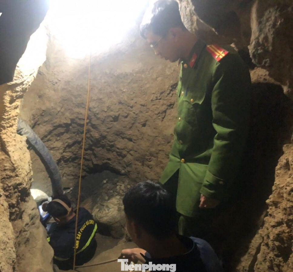 Đường vào hang nhỏ, hẹp, có hiện tượng sạt lở đất đá, rất nguy hiểm -Ảnh: BK