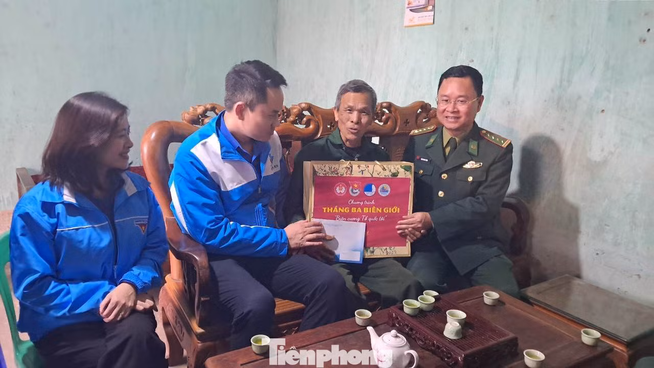 T.Ư Hội LHTN Việt Nam thăm, động viên cựu chiến binh Lý Văn Thắng ở xã Yên Khoái, huyện Lộc Bình, Lạng Sơn. Ảnh: Duy Chiến