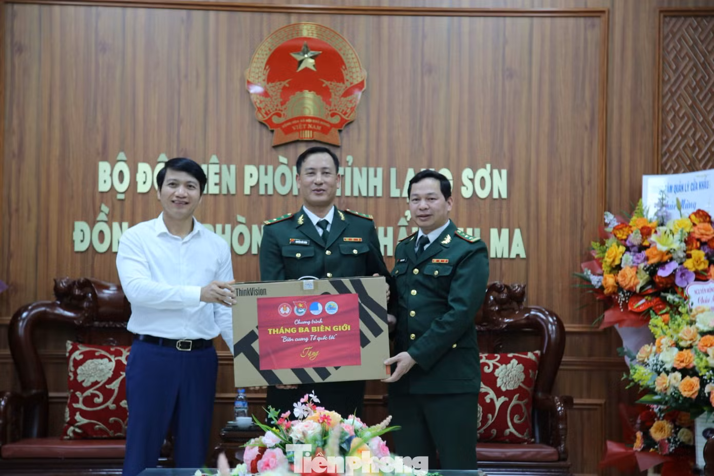 Bí thư Thường trực T.Ư Đoàn Nguyễn Ngọc Lương (bìa trái) tặng quà cho Bộ đội Biên phòng Chi Ma. Ảnh: Duy Chiến