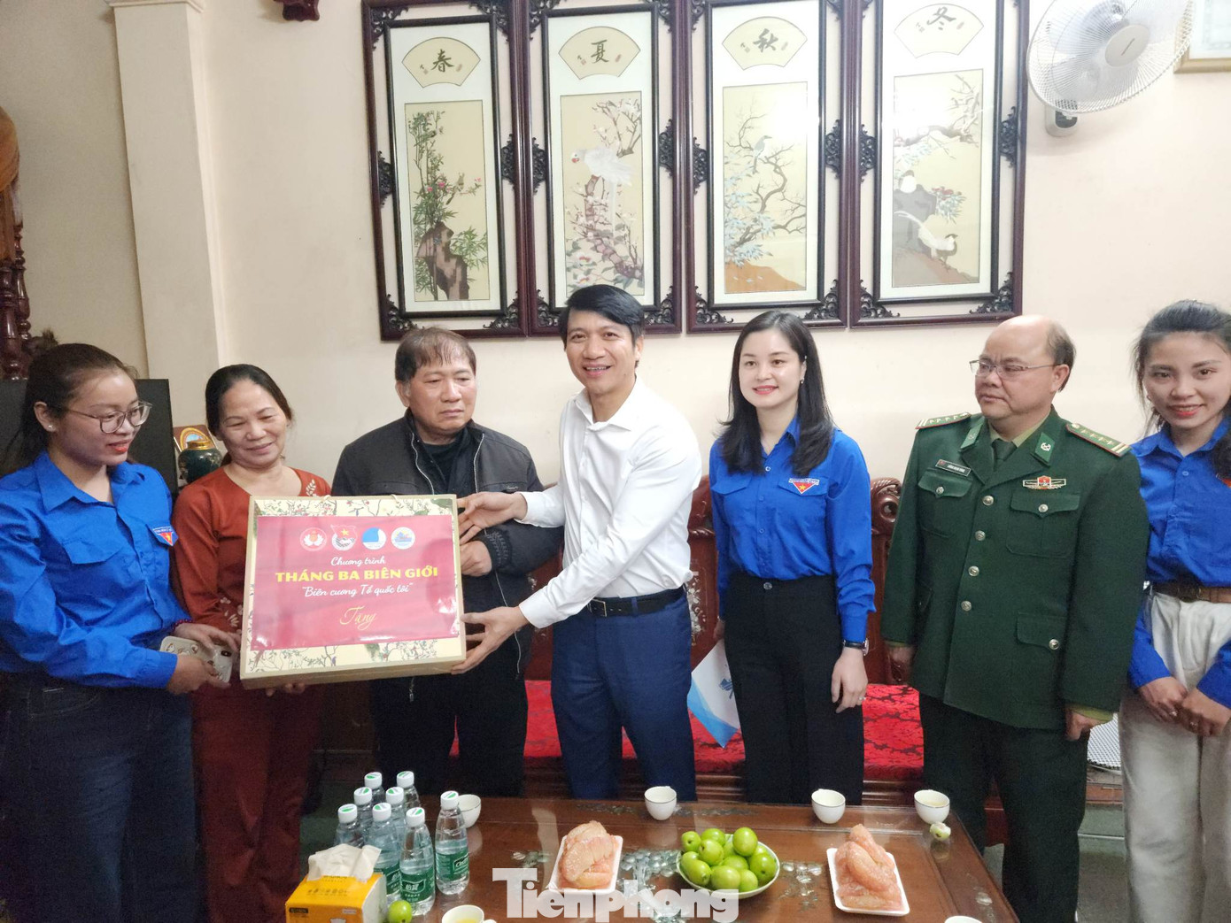 Bí thư Thường trực T.Ư Đoàn Nguyễn Ngọc Lương (giữa) trao quà cho gia đình Anh hùng LLVTND Nông Văn Phjeo. Ảnh: Duy Chiến Bí thư Thường trực T.Ư Đoàn Nguyễn Ngọc Lương (giữa) trao quà cho gia đình Anh hùng LLVTND Nông Văn Phjeo. Ảnh: Duy Chiến