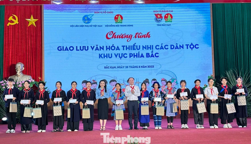 Trao tặng học bổng cho các em thiếu nhi. Trao tặng học bổng cho các em thiếu nhi.