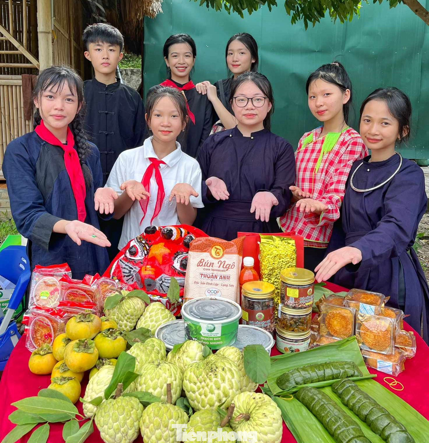 Thiếu nhi xứ Lạng tự hào giới thiệu về sản vật quê hương. Ảnh: Duy Chiến Thiếu nhi xứ Lạng tự hào giới thiệu về sản vật quê hương. Ảnh: Duy Chiến