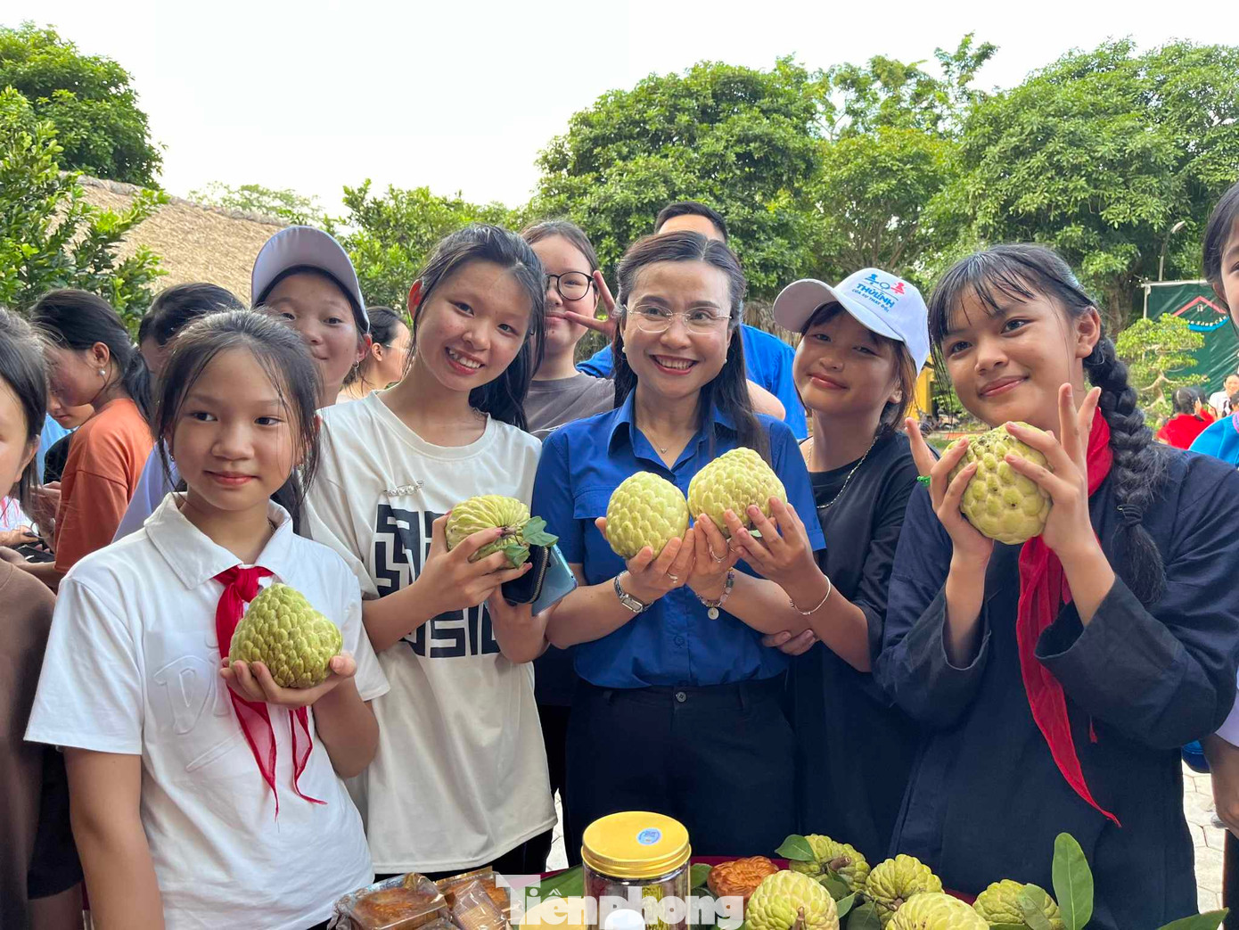 Chị Nguyễn Phạm Duy Trang chung vui với các em thiếu nhi. Ảnh: Duy Chiến Chị Nguyễn Phạm Duy Trang chung vui với các em thiếu nhi. Ảnh: Duy Chiến
