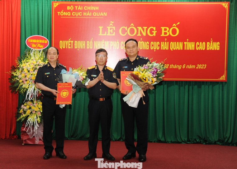 Lãnh đạo Tổng cục Hải quan (giữa ) trao Quyết định bổ nhiệm cho 2 tân Phó Cục trưởng Hải quan tỉnh Cao Bằng. Ảnh: V.T