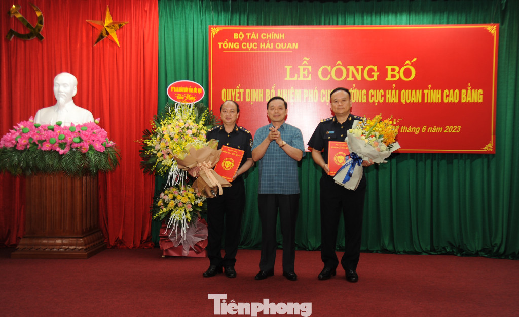 Ông Triệu Đình Lê, Phó Bí thư Thường trực Tỉnh ủy, Chủ tịch HĐND tỉnh Cao Bằng tặng hoa chúc mừng các cán bộ vừa được bổ nhiệm giữ chức vụ Phó Cục trưởng Hải quan Cao Bằng. Ảnh: V.T