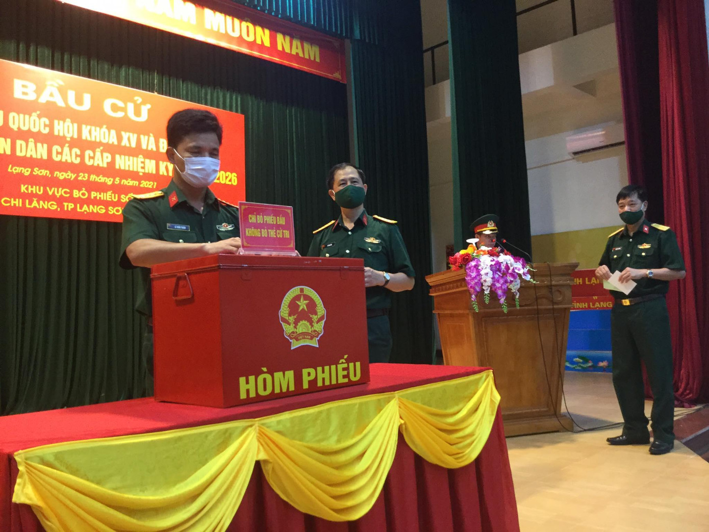 Lãnh đạo Bộ CHQS tỉnh Lạng Sơn tham gia bỏ những lá phiếu đầu tiên. Ảnh: Duy Chiến Lãnh đạo Bộ CHQS tỉnh Lạng Sơn tham gia bỏ những lá phiếu đầu tiên. Ảnh: Duy Chiến