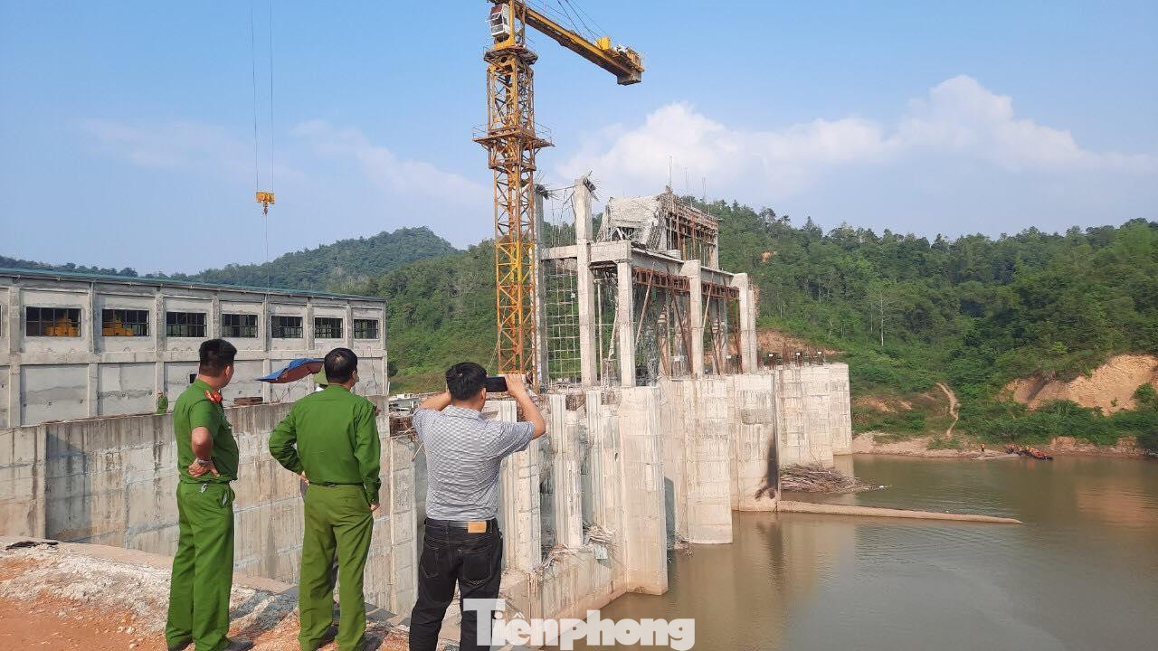 Các đơn vị chức năng tỉnh Lạng Sơn vào cuộc điều tra nguyên nhân và xử lý sự việc tai nạn lao động nghiêm trọng xảy ra tại công trình xây dựng dự án thủy điện Bản Nhùng. Ảnh: PV
