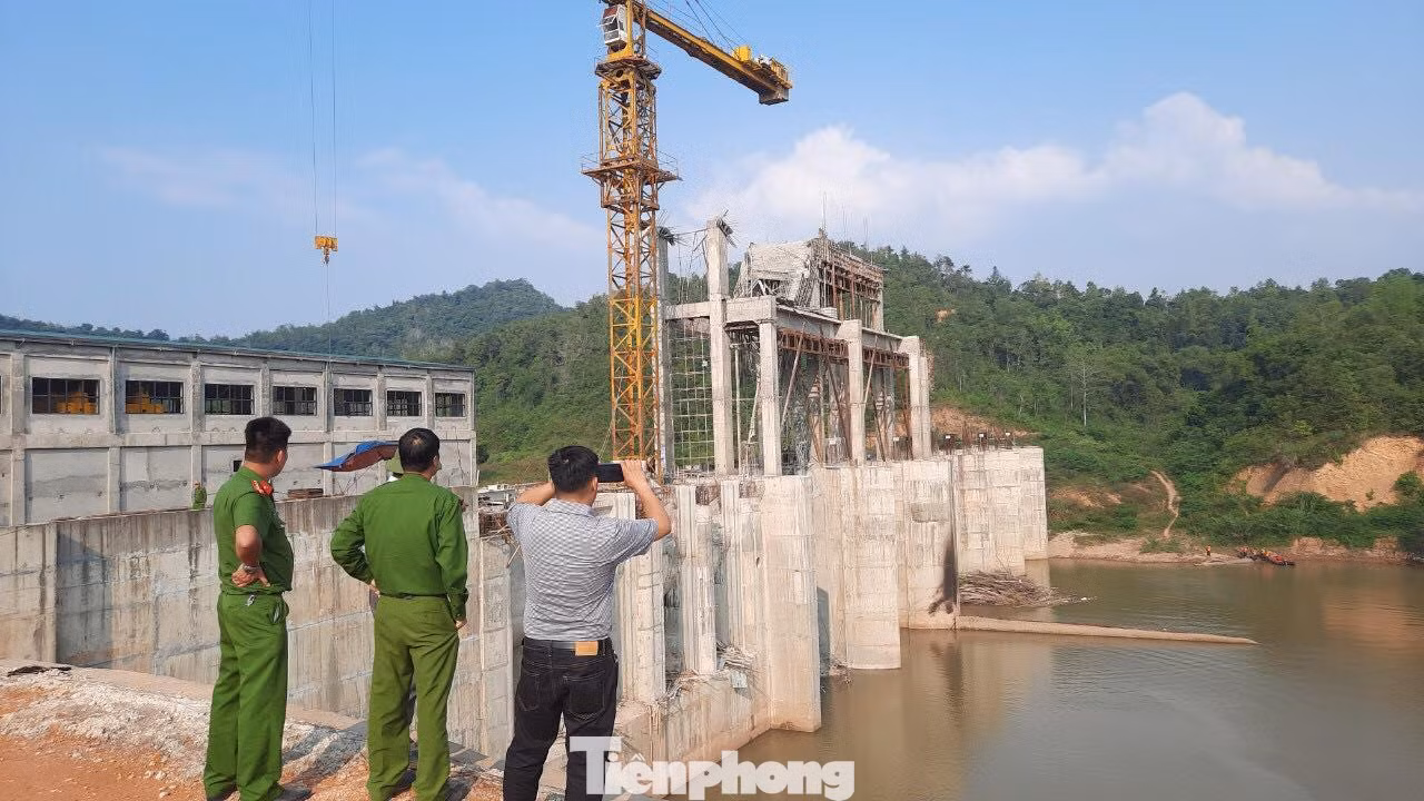 Các đơn vị chức năng tỉnh Lạng Sơn vào cuộc điều tra nguyên nhân và xử lý sự việc tai nạn lao động nghiêm trọng xảy ra tại công trình xây dựng dự án thủy điện Bản Nhùng. Ảnh: PV Các đơn vị chức năng tỉnh Lạng Sơn vào cuộc điều tra nguyên nhân và xử lý sự việc tai nạn lao động nghiêm trọng xảy ra tại công trình xây dựng dự án thủy điện Bản Nhùng. Ảnh: PV