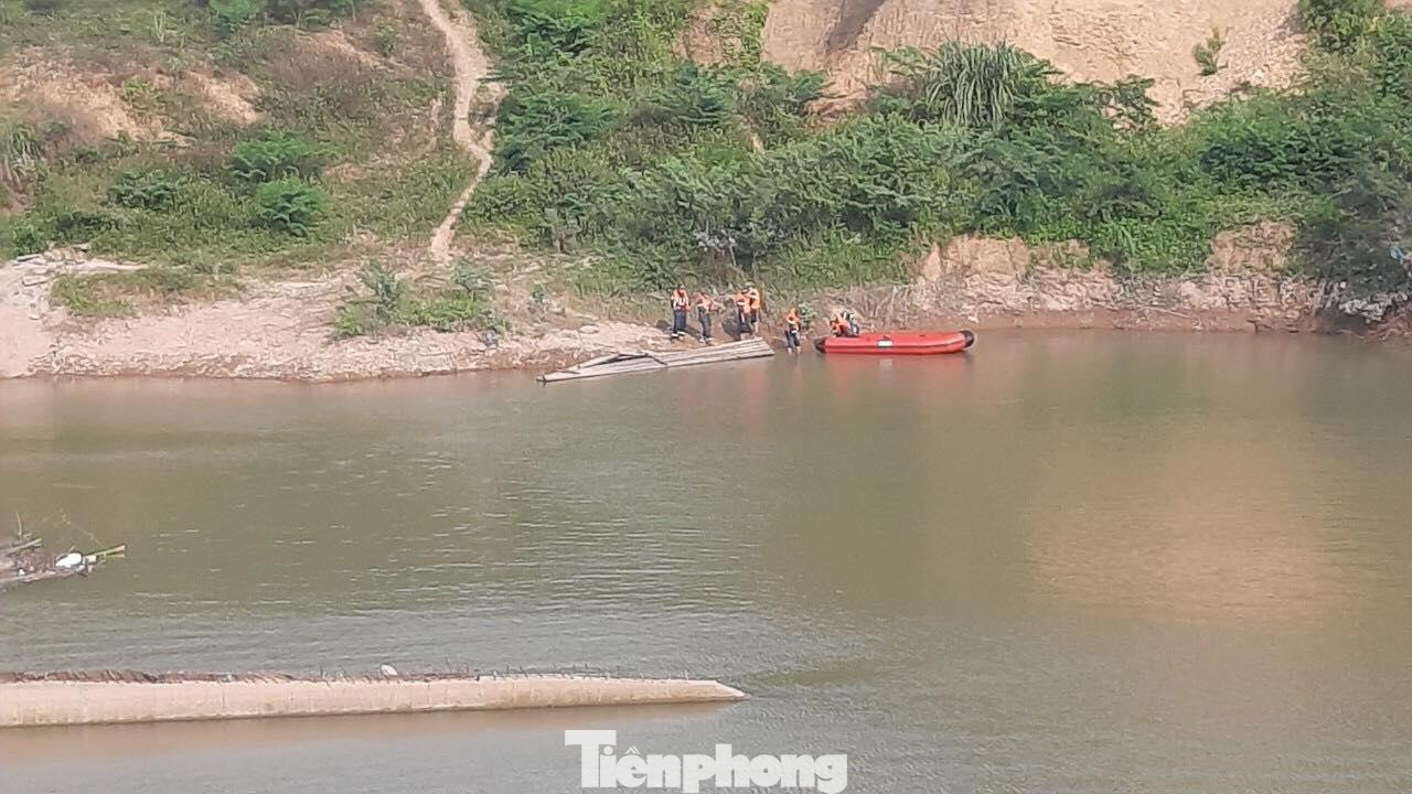 Sau gần 3 ngày tìm kiếm, thi thể nạn nhân thứ 3 đã tìm thấy ở hạ lưu sông Kỳ Cùng. Ảnh: PV