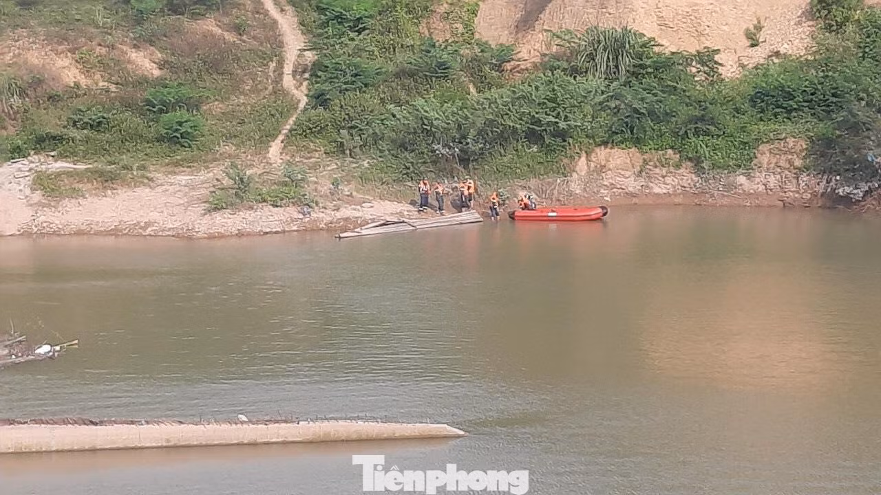 Sau gần 3 ngày tìm kiếm, thi thể nạn nhân thứ 3 đã tìm thấy ở hạ lưu sông Kỳ Cùng. Ảnh: PV Sau gần 3 ngày tìm kiếm, thi thể nạn nhân thứ 3 đã tìm thấy ở hạ lưu sông Kỳ Cùng. Ảnh: PV