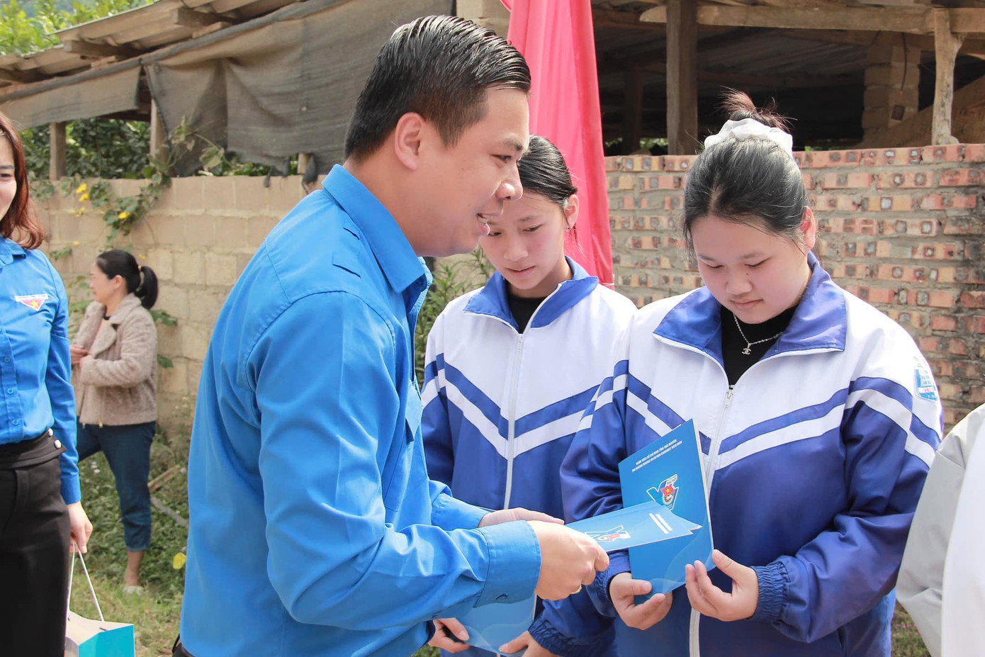 Anh Triệu Tiến Trình - Bí thư Tỉnh Đoàn Bắc Kạn tặng quà hỗ trợ, động viên thanh niên, học sinh địa phương.