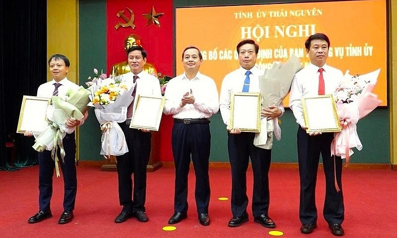 Lãnh đạo tỉnh Thái Nguyên trao quyết định, tặng hoa chúc mừng các cán bộ được điều động, bổ nhiệm.
