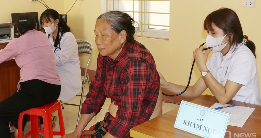 Khám bệnh, phát thuốc miễn phí cho người dân.