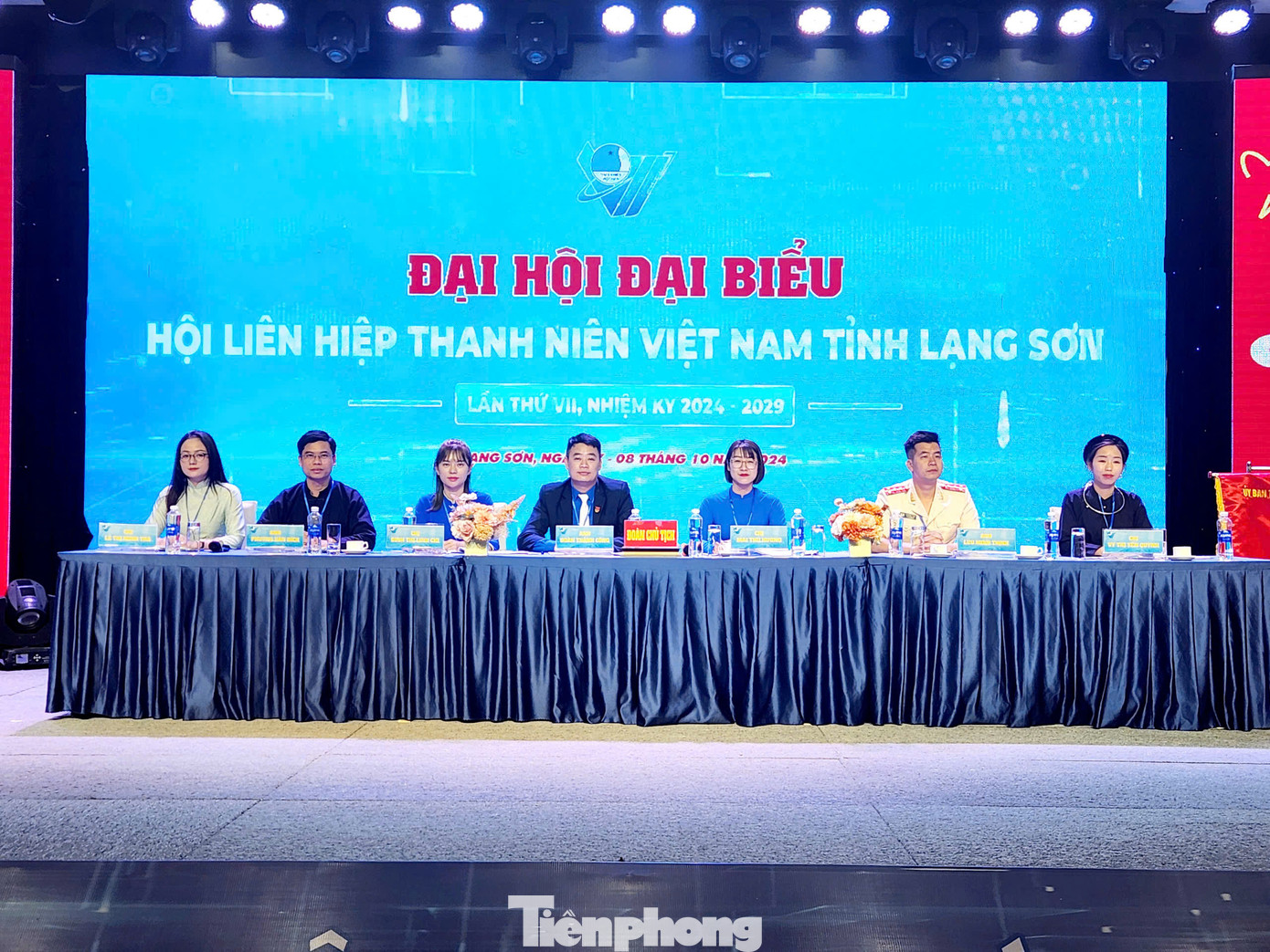 Các đại biểu người dân tộc thiểu số tham gia Đoàn chủ tịch Đại hội.