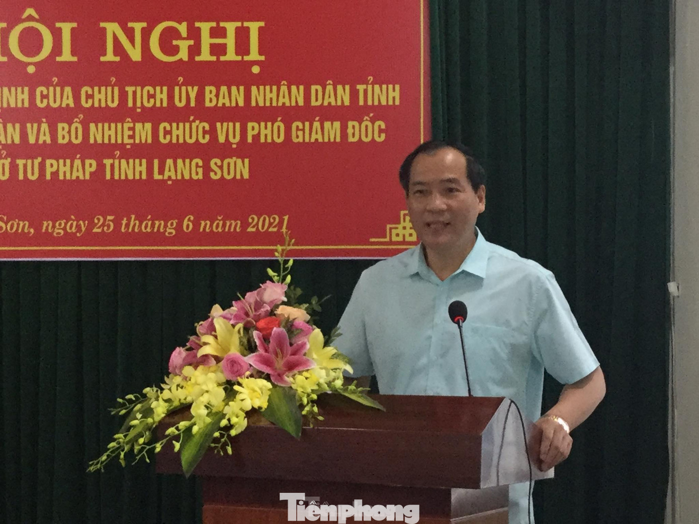 Thay mặt lãnh đạo tỉnh, ông Dương Xuân Huyên, Phó chủ tịch thường trực UBND tỉnh Lạng Sơn phát biểu giao nhiệm vụ và mong tân Phó Giám đốc Sở Tư pháp nỗ lực, giành nhiều thành tích hơn nữa. - Ảnh: Duy Chiến