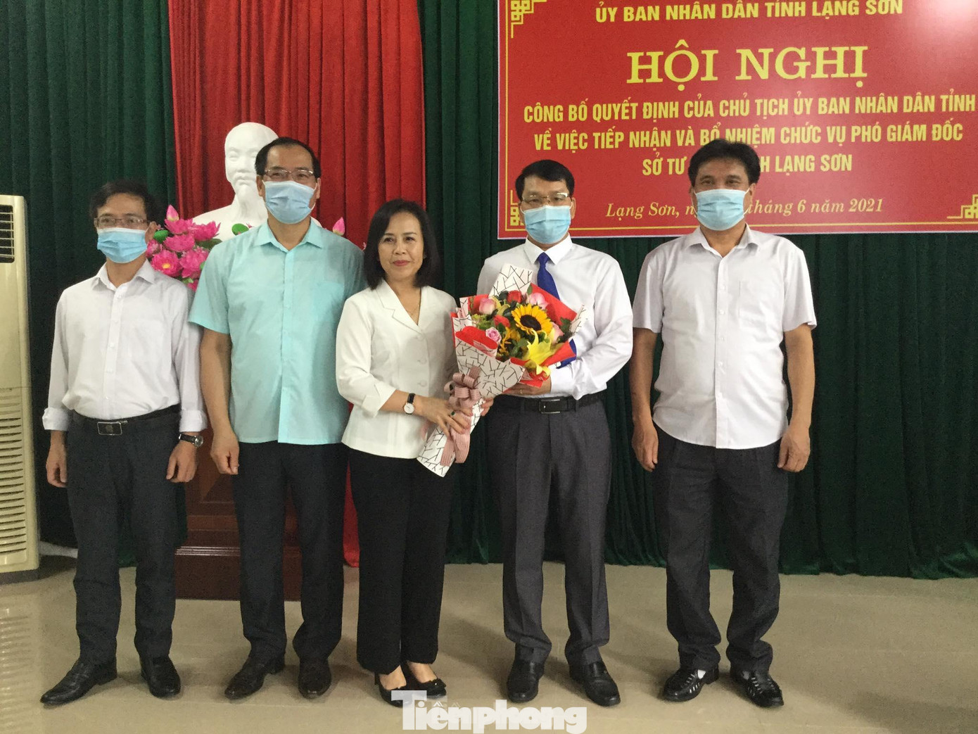 Lãnh đạo HĐND, UBND tỉnh và tập thể Ban Giám đốc Sở Tư pháp tặng hoa chúc mừng ông Hoàng Văn Hoàn (giữa)