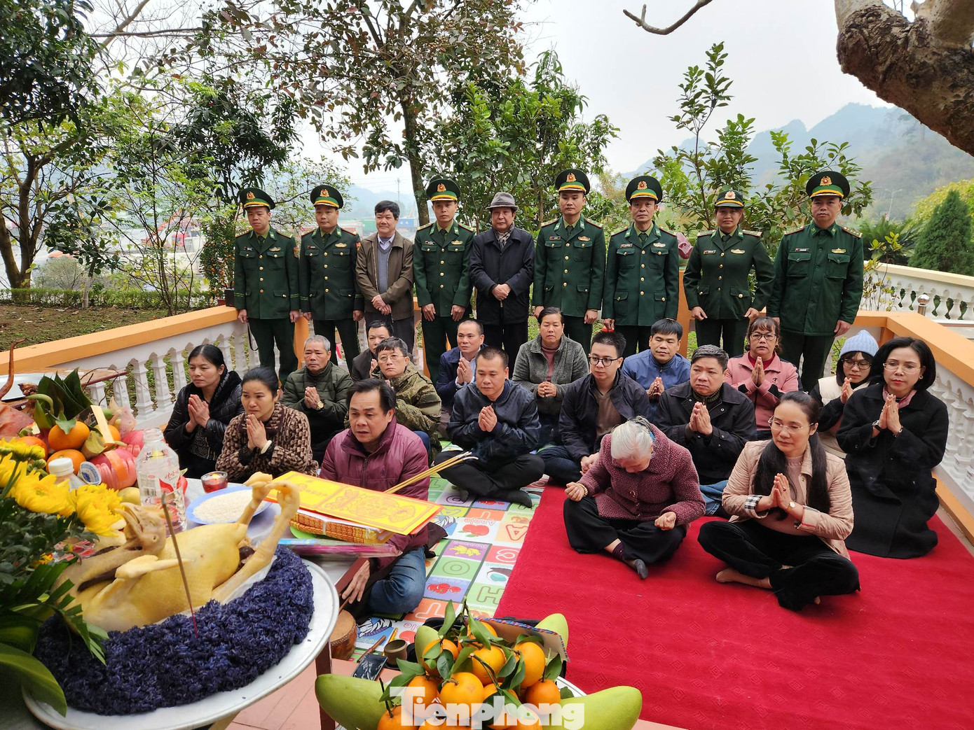 Biên phòng Hữu Nghị, các cựu chiến binh và thân nhân gia đình dâng hương, hoa tưởng nhớ Liệt sỹ Nguyễn Ngọc Linh, nguyên Chính trị viên đồn BP Hữu Nghị (ảnh chụp sáng 17/2/2023). Ảnh: Duy Chiến